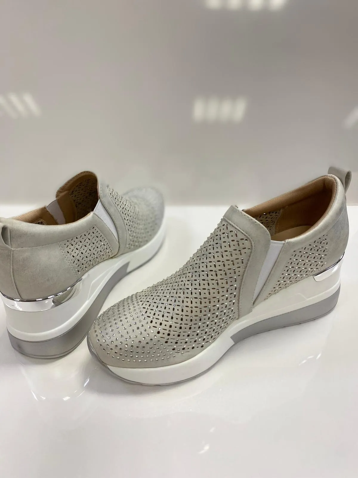 SNEAKERS ALTE CON DETTAGLI E BRILLANTINI ALYSSA