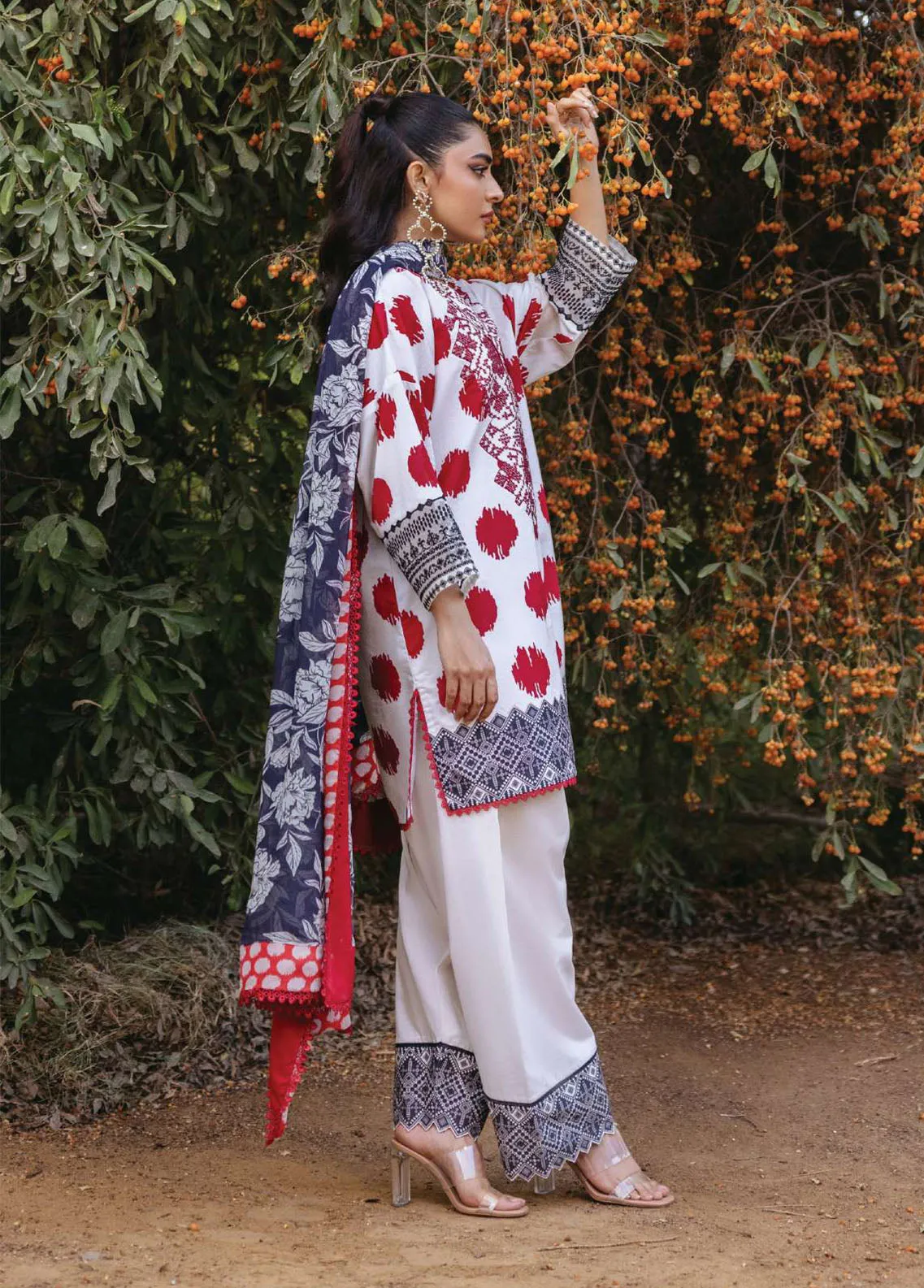 Tahra By Zainab Chottani Embroidered Lawn 3 Piece Unstitched Suit ZC24T 10A FREYA