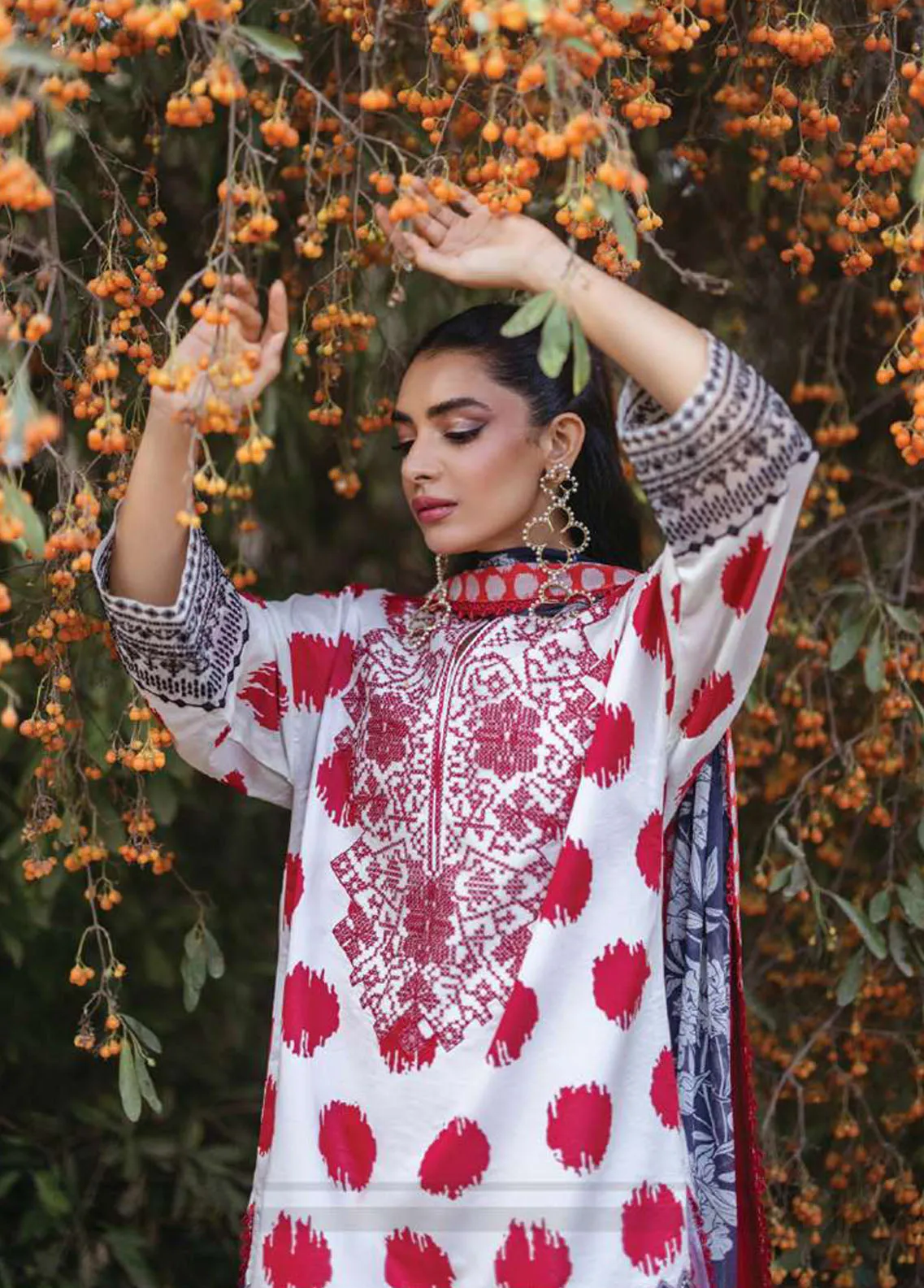 Tahra By Zainab Chottani Embroidered Lawn 3 Piece Unstitched Suit ZC24T 10A FREYA